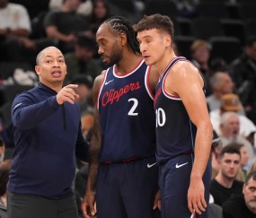 赛事赛程快查-卢：本赛季34岁伦纳德打出了生涯高光 非常希望他能入选一阵