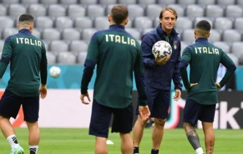 伟大的曼奇尼是如何练成的③：三战比利时，三种流派