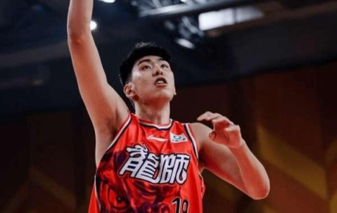 官网赛事-牛逼！10中9砍24分14板2帽，被广东弃用之人又爆发，网友:真争气